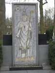 901085 Afbeelding van het mozaïek met Mgr. H. van de Wetering (1830-1929) op diens graf, op de R.K. begraafplaats St. ...